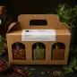 Preview: Italienische Gewürzgeschenkbox Mamma Mia mit Oregano, Olivenöl und Kräutern auf dunklem Untergrund