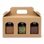 Preview: Drei offene Gewürzgläser des Orient Express Sets vor Wellpappe-Geschenkbox: gemahlener Arabischer Pfeffer, ganze grüne Kardamomkapseln und gemahlener Sumach