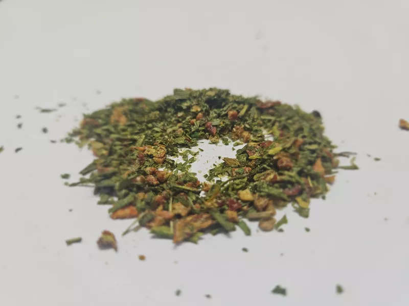 Café de Paris Gewürzzubereitung – grün-rote Gewürzmischung mit Petersilie, Knoblauch, Schnittlauch, Paprika & Kräutern für cremige, würzige Café de Paris Butter auf Steak