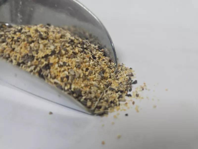 Preview: Knoblauchpfeffer – dunkle Gewürzmischung aus schwarzem Pfeffer und Knoblauchgranulat für intensiven, würzig-knoblauchigen Geschmack