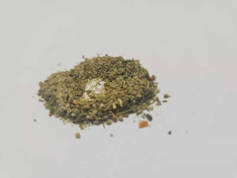 Kräutersalz – weiß-grüne Gewürzmischung aus Salz, Kräutern, Zwiebeln, Dill, Petersilie & Gemüse für frische, aromatische Würze