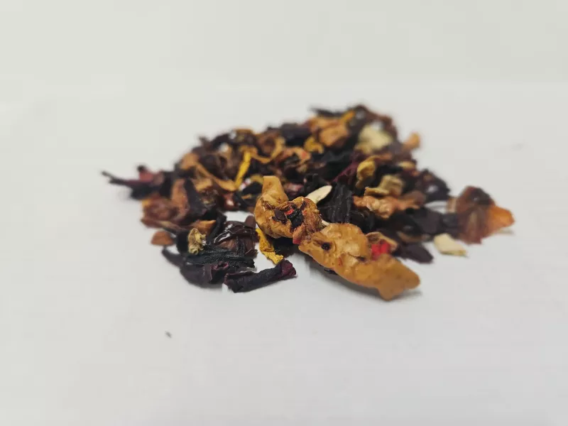 Preview: Aromatisierter Orange-Mandarine Früchtetee – Mischung aus Hibiskusblüten, Apfel, Hagebutte, Ananas & Orangenschalen mit leuchtend rot-goldenem Aufguss und fruchtig-süßem Aroma