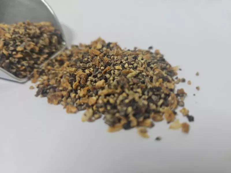 Zitronenpfeffer – hell-gelbe Gewürzmischung aus Pfefferkörnern, Zitronenschalen & Curcuma mit fruchtig-scharfem Aroma und sommerlicher Frische