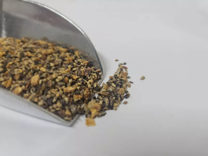 Preview: Zitronenpfeffer – hell-gelbe Gewürzmischung aus Pfefferkörnern, Zitronenschalen & Curcuma mit fruchtig-scharfem Aroma und sommerlicher Frische