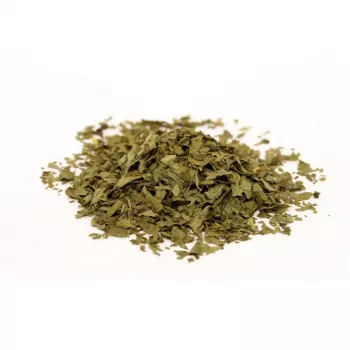 Basilikum gerebelt – gerebelte, grüne Basilikumblätter mit intensiv würzig-süßlichem Aroma und mediterraner Frische