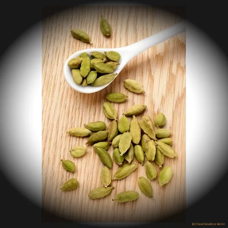 Kardamom ganz oder gemahlen – grüne Kardamomkapseln und feines Pulver mit edlem, warm-süßem Aroma