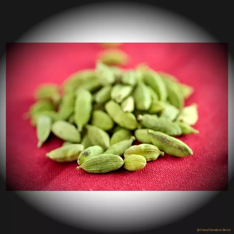 Preview: Kardamom ganz oder gemahlen – grüne Kardamomkapseln und feines Pulver mit edlem, warm-süßem Aroma