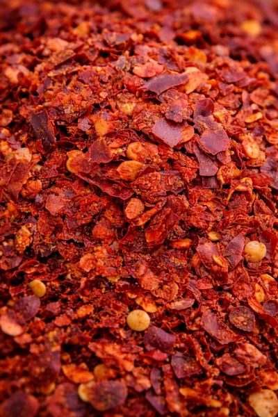 Chili geschrotet mit und ohne Kerne im Vergleich – Charaf Gewürze