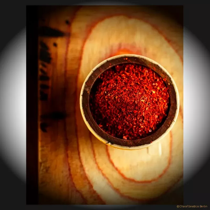 Preview: Chilies geschrotet – grobe rote Chili Flocken mit Kernen und intensiver Schärfe