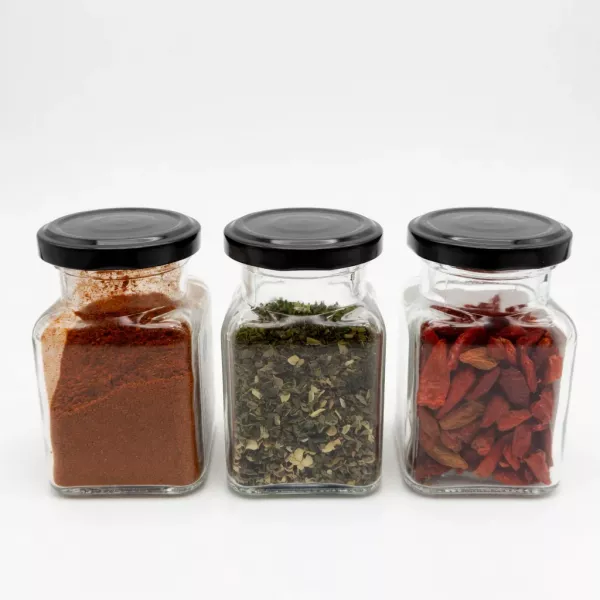 Drei Chili-Gewürze in Glasbehältern: Habanero-Pulver, Jalapeño-Flocken und Bird's Eye ganz