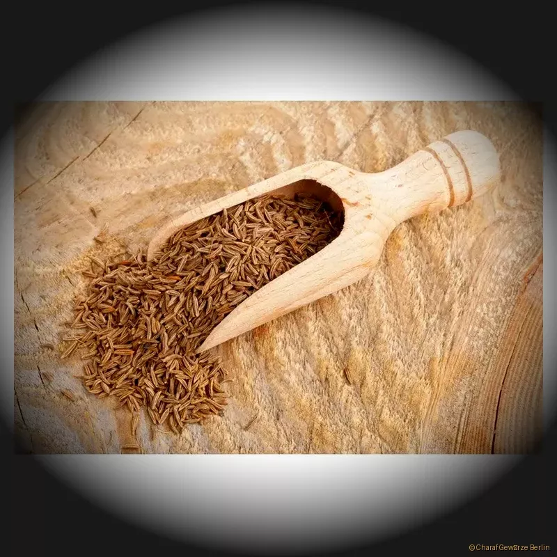 Preview: Kümmel ganz oder gemahlen – längliche Kümmelsamen und feines Pulver mit würzig-scharfem, anisartigem Aroma
