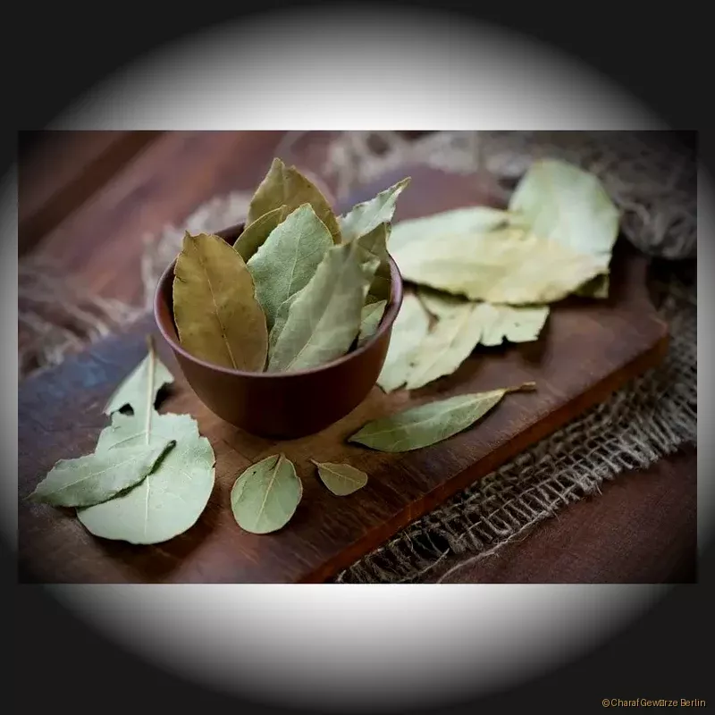 Lorbeerblätter ganz – ganze, dunkle Lorbeerblätter mit intensiv warmer Würze und edlem Aroma