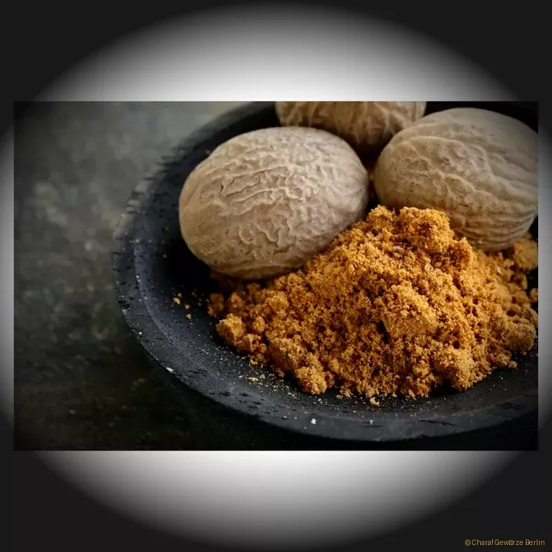 Preview: Muskatnuss ganz – ganze braune Muskatnüsse mit intensivem, warm-nussigem Aroma zum frischen Reiben
