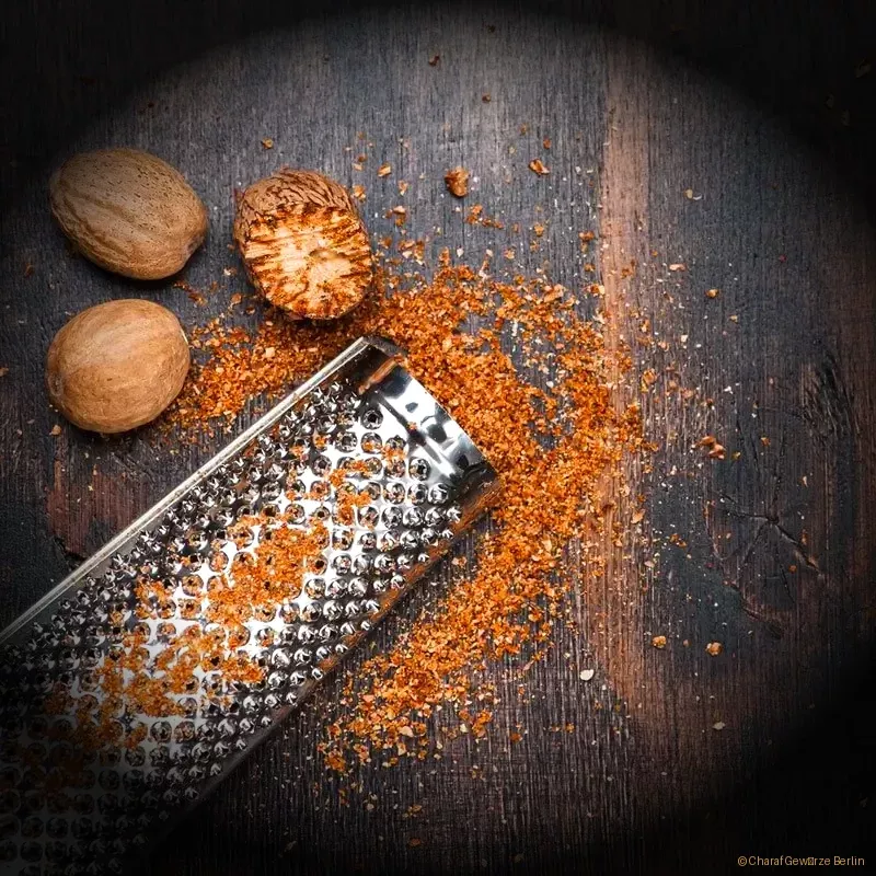 Preview: Muskatnuss ganz – ganze braune Muskatnüsse mit intensivem, warm-nussigem Aroma zum frischen Reiben