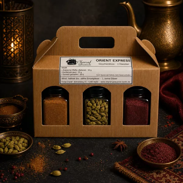 Orient Express Geschenkbox in orientalischem Ambiente mit Messinglampe und Teekanne, syrische Gewürzauswahl von Charaf Berlin