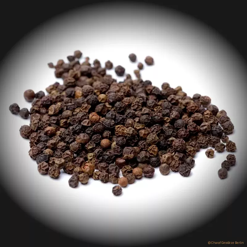 Pfeffer schwarz ganz, gemahlen oder geschrotet – schwarze Pfefferkörner, feines Pulver und grobe Schrotung mit intensiv würzig-scharfem Aroma