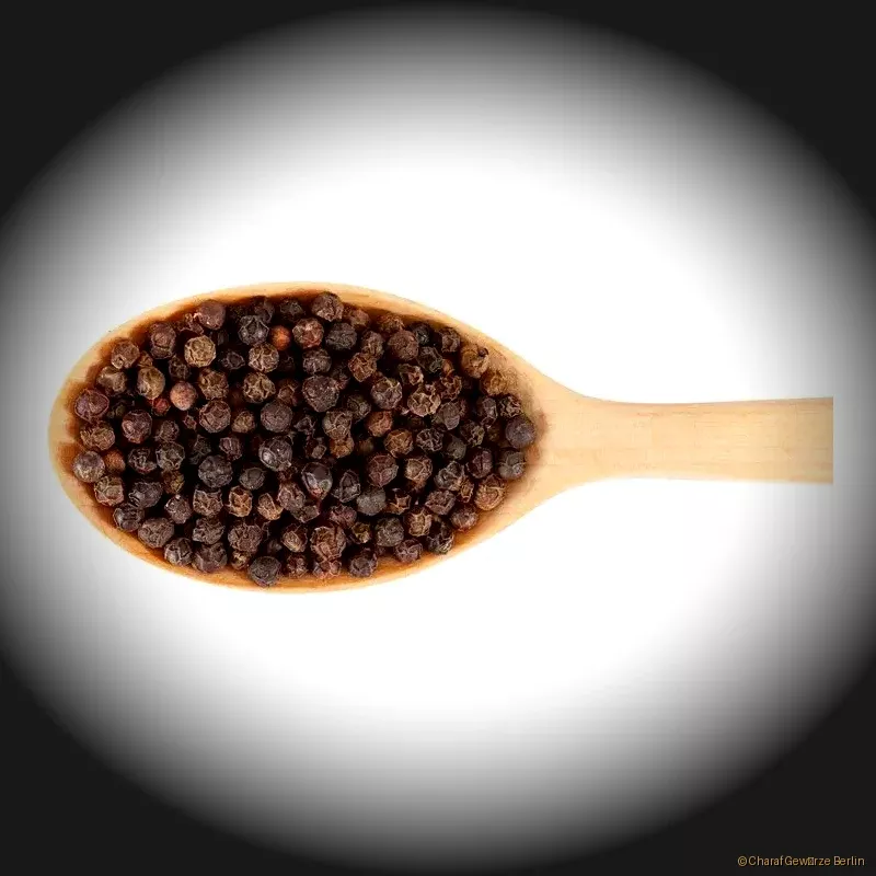 Preview: Pfeffer schwarz ganz, gemahlen oder geschrotet – schwarze Pfefferkörner, feines Pulver und grobe Schrotung mit intensiv würzig-scharfem Aroma
