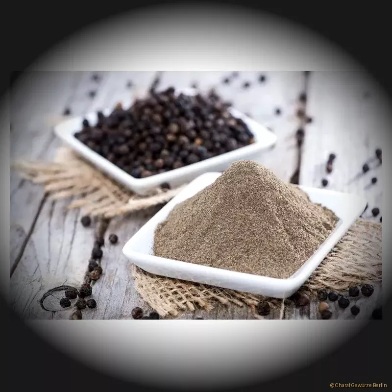 Preview: Pfeffer schwarz ganz, gemahlen oder geschrotet – schwarze Pfefferkörner, feines Pulver und grobe Schrotung mit intensiv würzig-scharfem Aroma