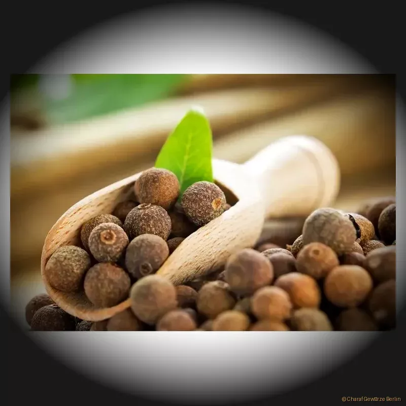 Preview: Piment ganz oder gemahlen – ganze braune Pimentbeeren und feines Pulver mit warm-süßem, vielschichtigem Aroma