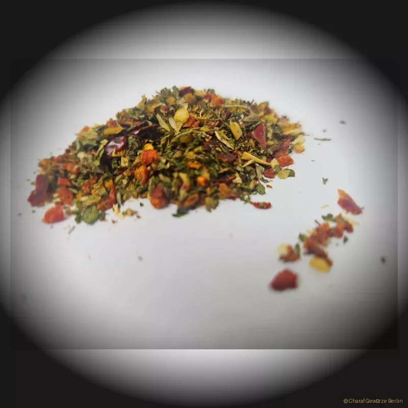 Schafskäsegewürz – rote-grüne Gewürzmischung mit Paprika, Knoblauch, Kräutern & Chillies für aromatischen Schafskäse vom Grill oder aus dem Ofen