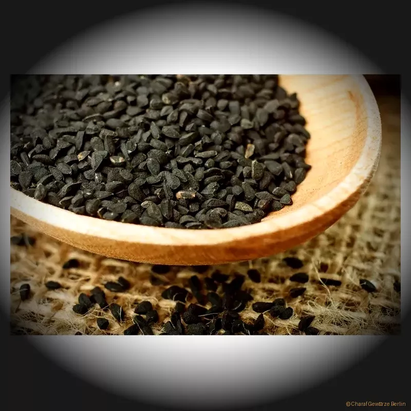 Schwarzkümmel ganz – kleine, tiefschwarze Nigella-Samen mit würzig-nussigem, erdigen Aroma und intensiver Würze