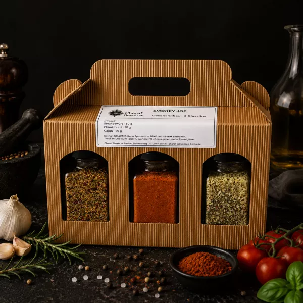 BBQ-Geschenkbox Smokey Joe mit Grillgewürzen, Knoblauch und Rosmarin auf dunklem Untergrund