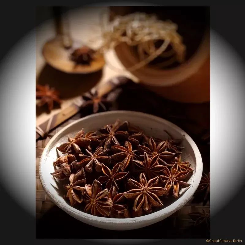Preview: Sternanis ganz – ganze sternförmige Sternanis-Sterne mit intensiv süß-anisartigem Aroma und warmer Würze