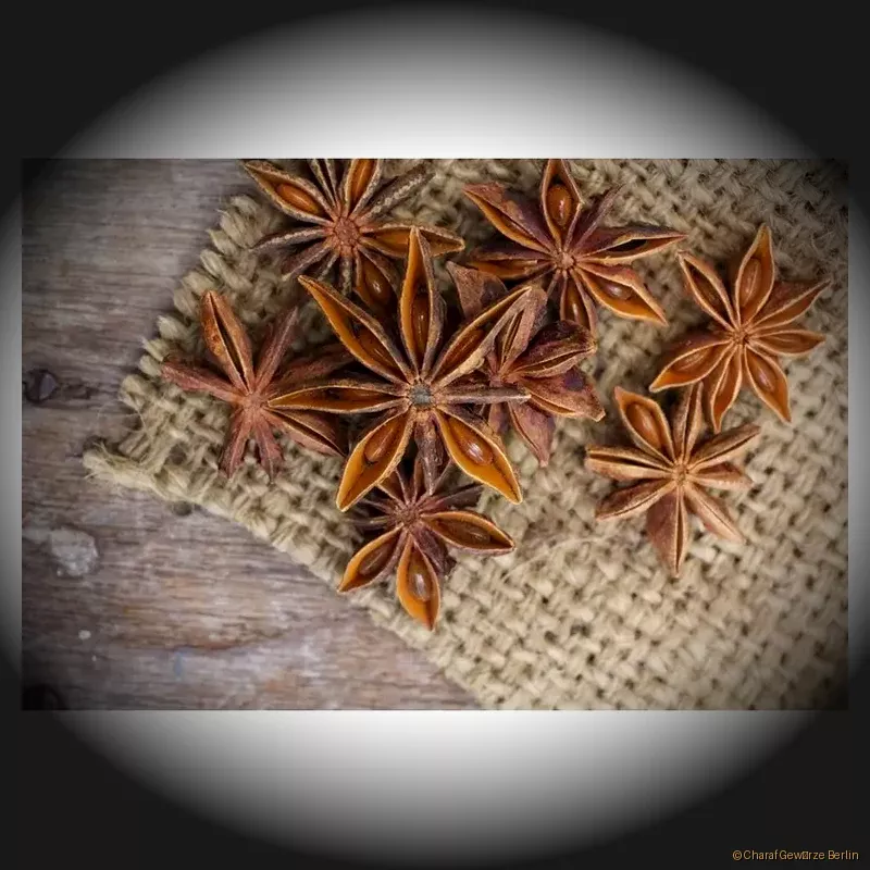 Preview: Sternanis ganz – ganze sternförmige Sternanis-Sterne mit intensiv süß-anisartigem Aroma und warmer Würze