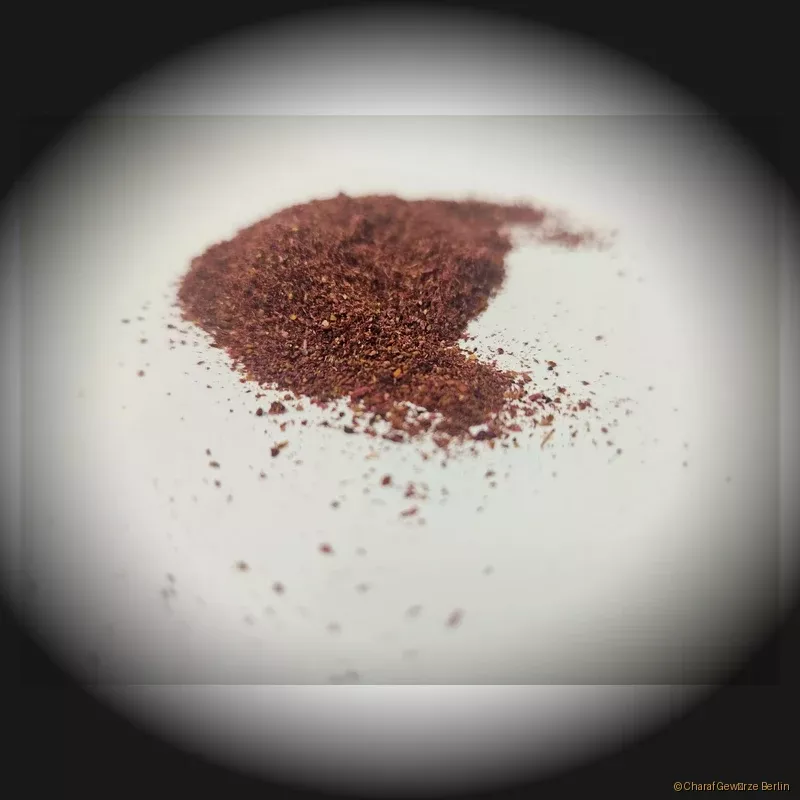 Sumach gemahlen – feines, intensiv rubinrotes Sumach-Pulver mit fruchtig-säuerlichem, zitronigem Aroma