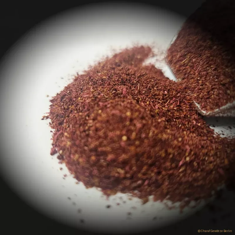 Preview: Sumach gemahlen – feines, intensiv rubinrotes Sumach-Pulver mit fruchtig-säuerlichem, zitronigem Aroma