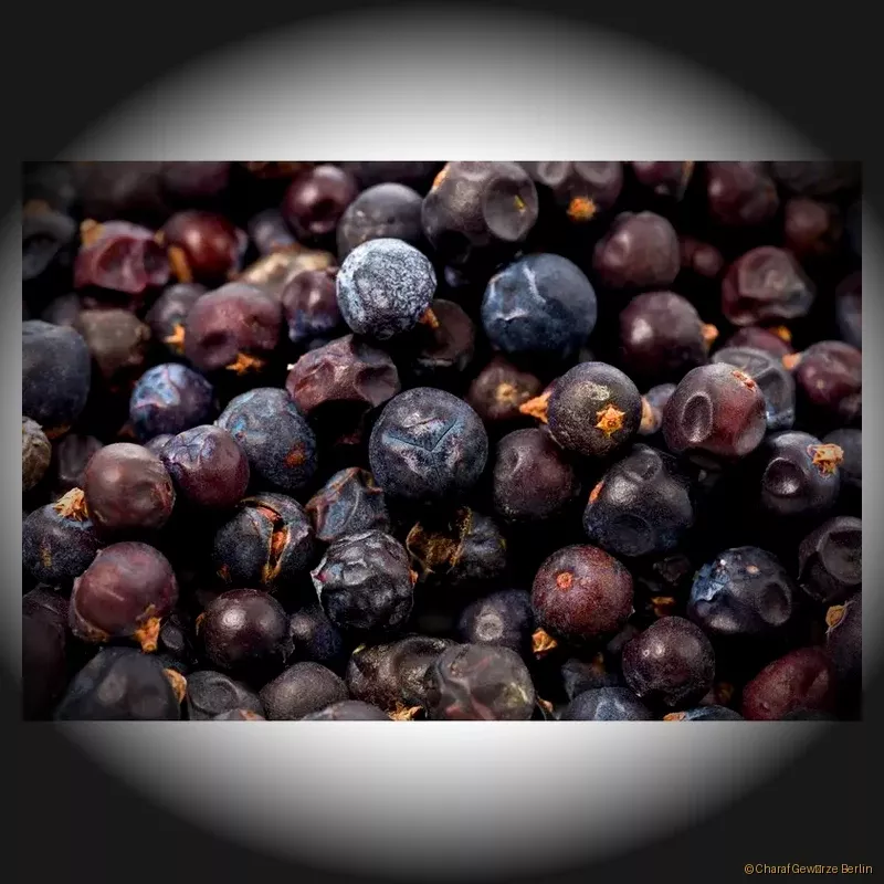Preview: Wacholderbeeren ganz – dunkelviolette, getrocknete Wacholderbeeren mit intensiv harzigem Waldaroma