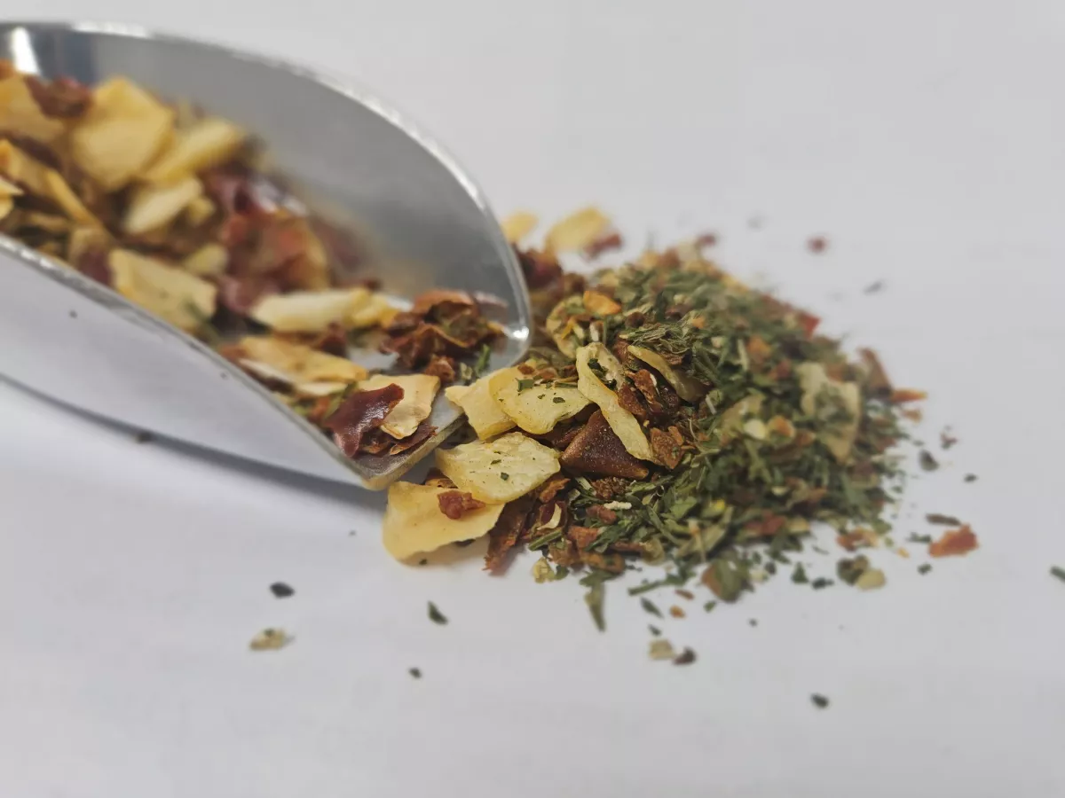 Aglio Olio Gewürzzubereitung – rote-grüne Gewürzmischung mit Knoblauch, Paprika, Petersilie, Chillies, Oregano & Basilikum für schnelles, würziges Spaghetti Aglio e Olio