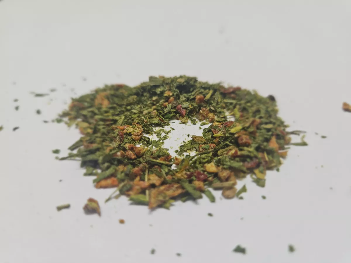 Café de Paris Gewürzzubereitung – grün-rote Gewürzmischung mit Petersilie, Knoblauch, Schnittlauch, Paprika & Kräutern für cremige, würzige Café de Paris Butter auf Steak