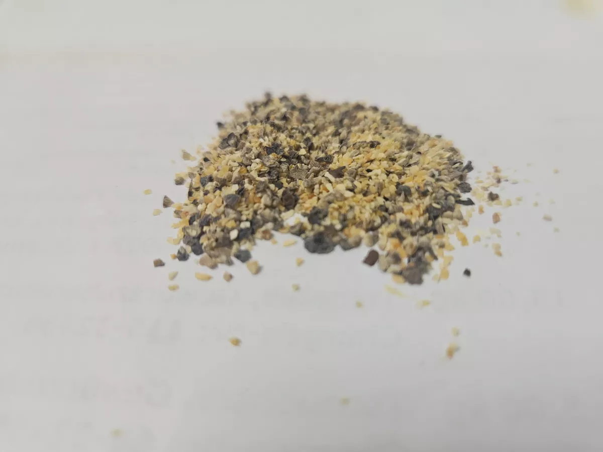 Knoblauchpfeffer – dunkle Gewürzmischung aus schwarzem Pfeffer und Knoblauchgranulat für intensiven, würzig-knoblauchigen Geschmack