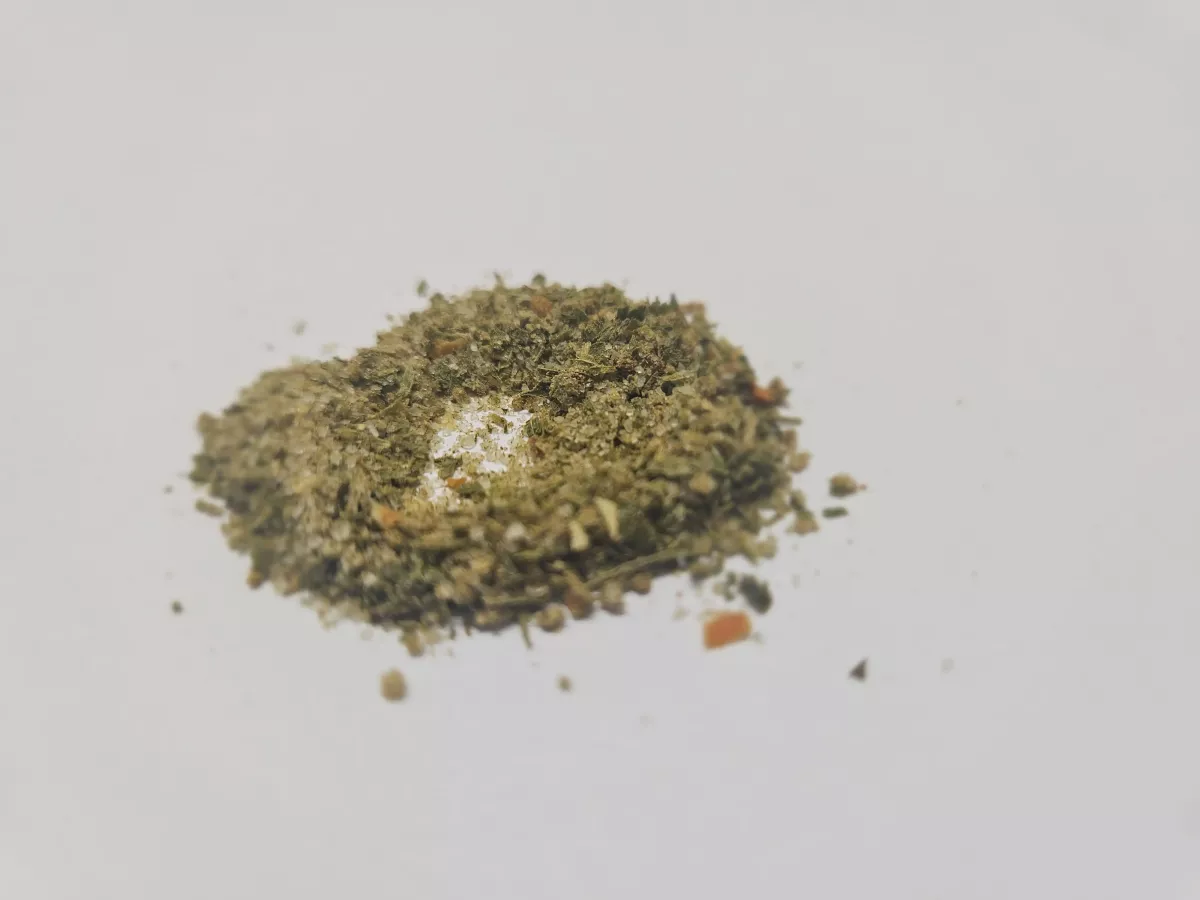 Kräutersalz – weiß-grüne Gewürzmischung aus Salz, Kräutern, Zwiebeln, Dill, Petersilie & Gemüse für frische, aromatische Würze