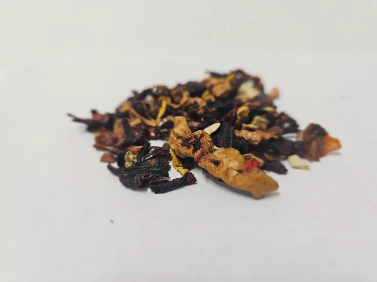 Aromatisierter Orange-Mandarine Früchtetee – Mischung aus Hibiskusblüten, Apfel, Hagebutte, Ananas & Orangenschalen mit leuchtend rot-goldenem Aufguss und fruchtig-süßem Aroma