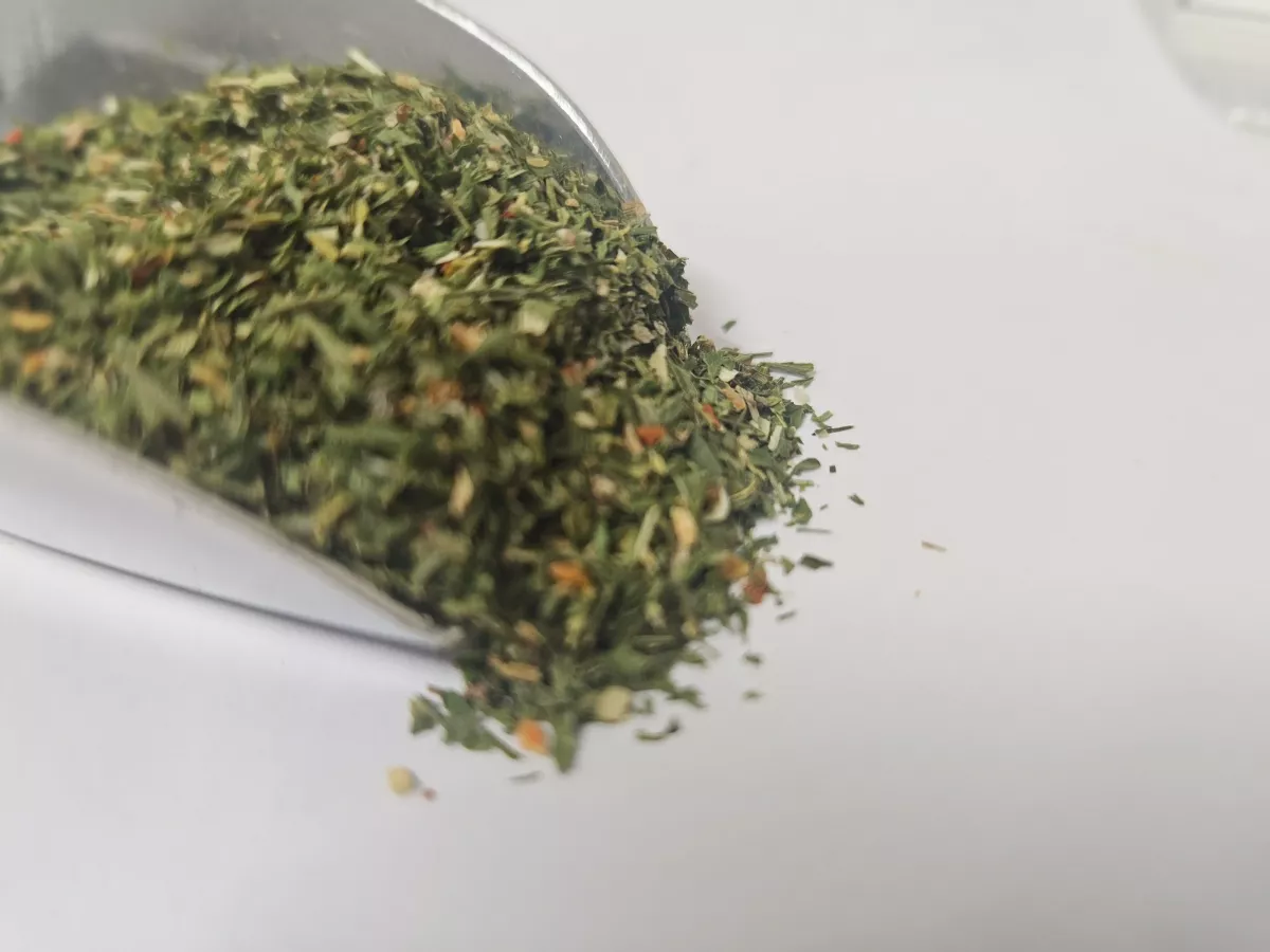 Salatkräuter – grüne Kräuter-Gemüse-Mischung aus Schnittlauch, Petersilie, Dill, Karotten, Zwiebeln & mehr für frische, aromatische Salate