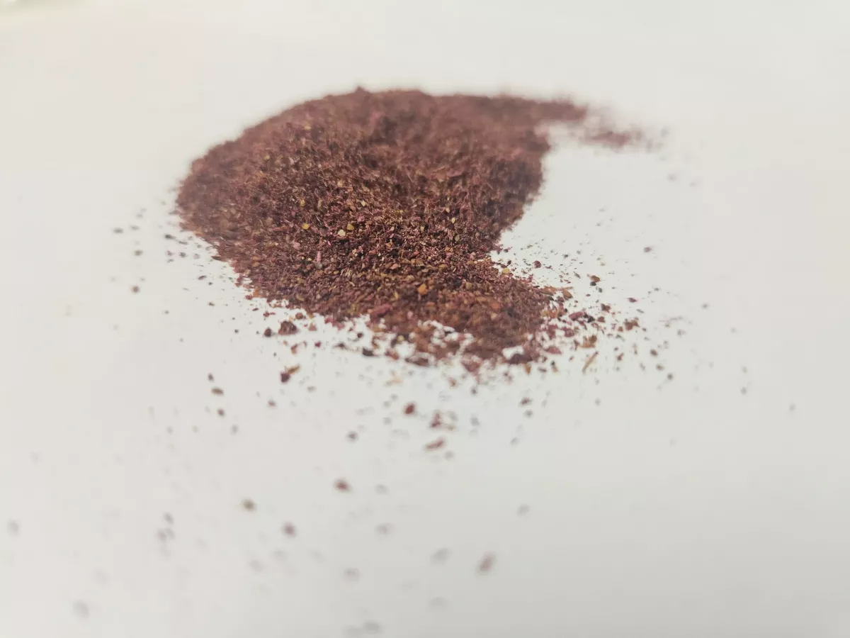 Sumach gemahlen – feines, intensiv rubinrotes Sumach-Pulver mit fruchtig-säuerlichem, zitronigem Aroma