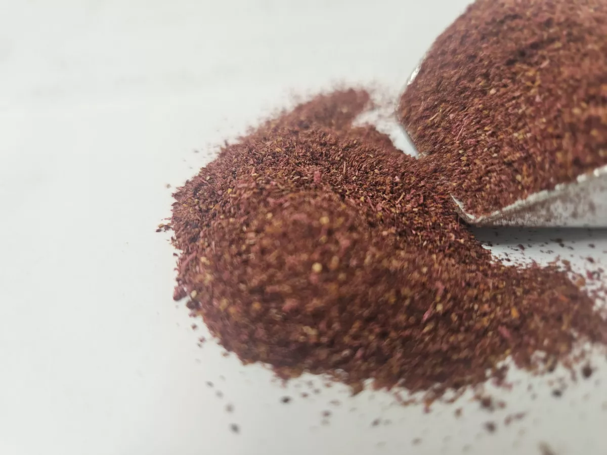 Sumach gemahlen – feines, intensiv rubinrotes Sumach-Pulver mit fruchtig-säuerlichem, zitronigem Aroma