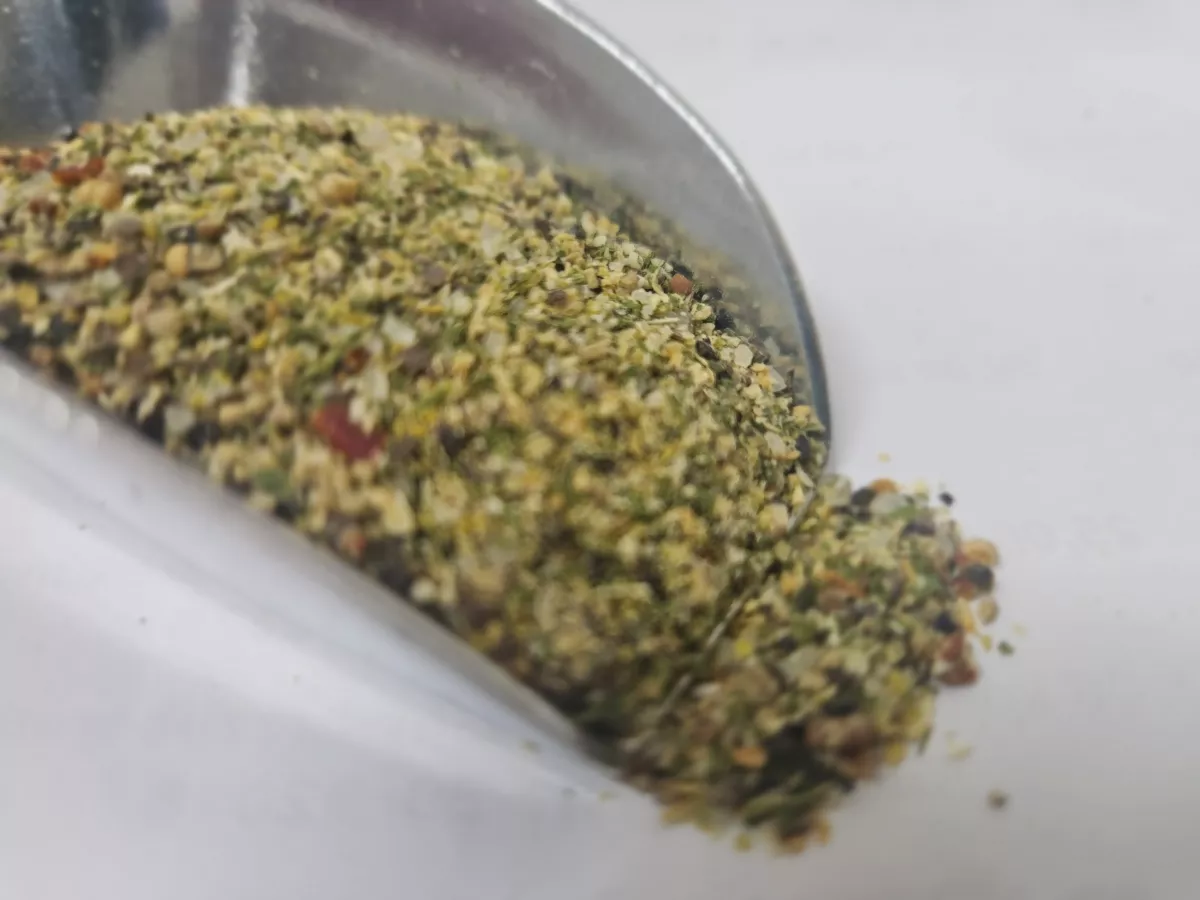 Tomatengewürzsalz – rote-grüne Gewürzsalz-Mischung mit Paprika, Petersilie, Zwiebeln & Knoblauch für fruchtig-würzige Tomatengerichte