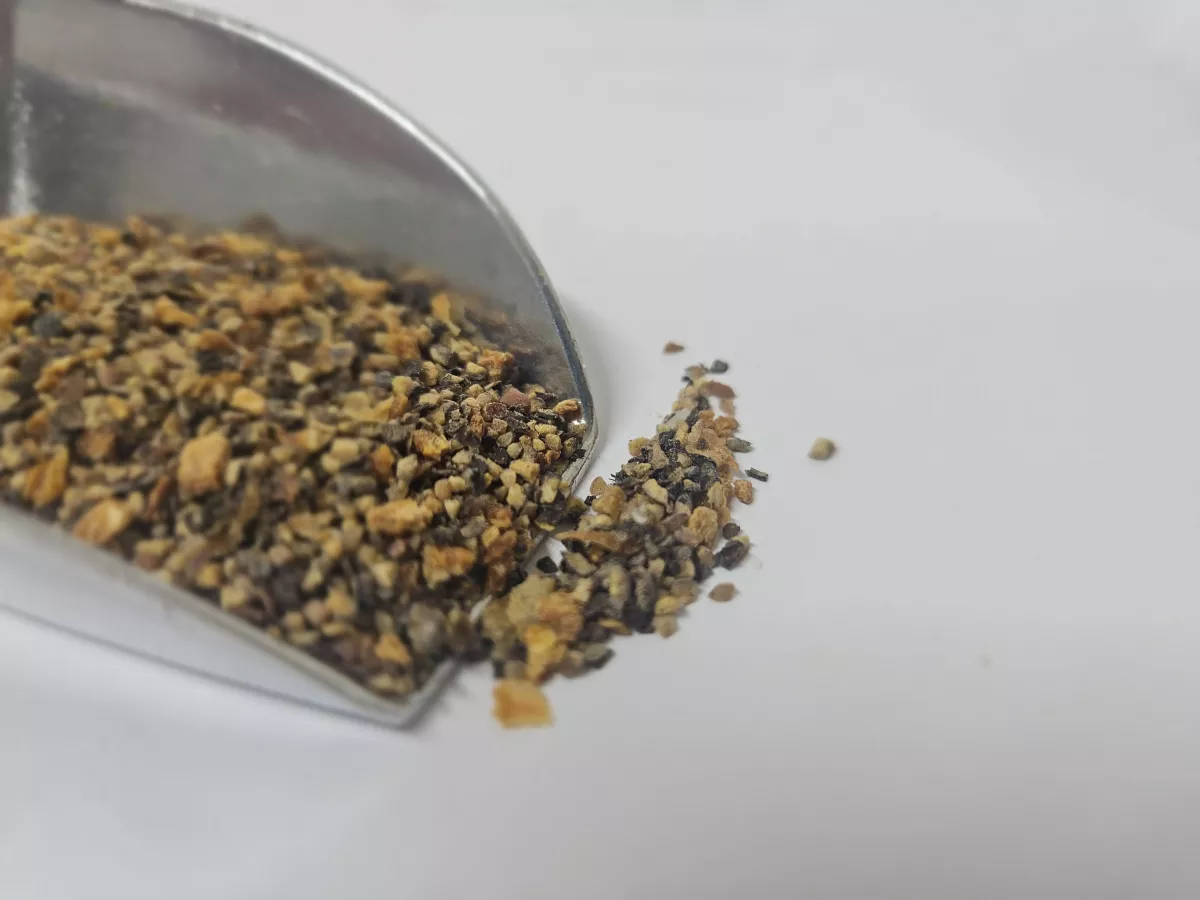 Zitronenpfeffer – hell-gelbe Gewürzmischung aus Pfefferkörnern, Zitronenschalen & Curcuma mit fruchtig-scharfem Aroma und sommerlicher Frische