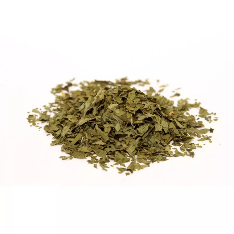 Basilikum gerebelt – gerebelte, grüne Basilikumblätter mit intensiv würzig-süßlichem Aroma und mediterraner Frische