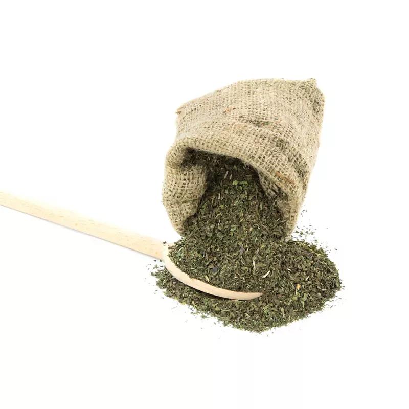 Basilikum gerebelt – gerebelte, grüne Basilikumblätter mit intensiv würzig-süßlichem Aroma und mediterraner Frische