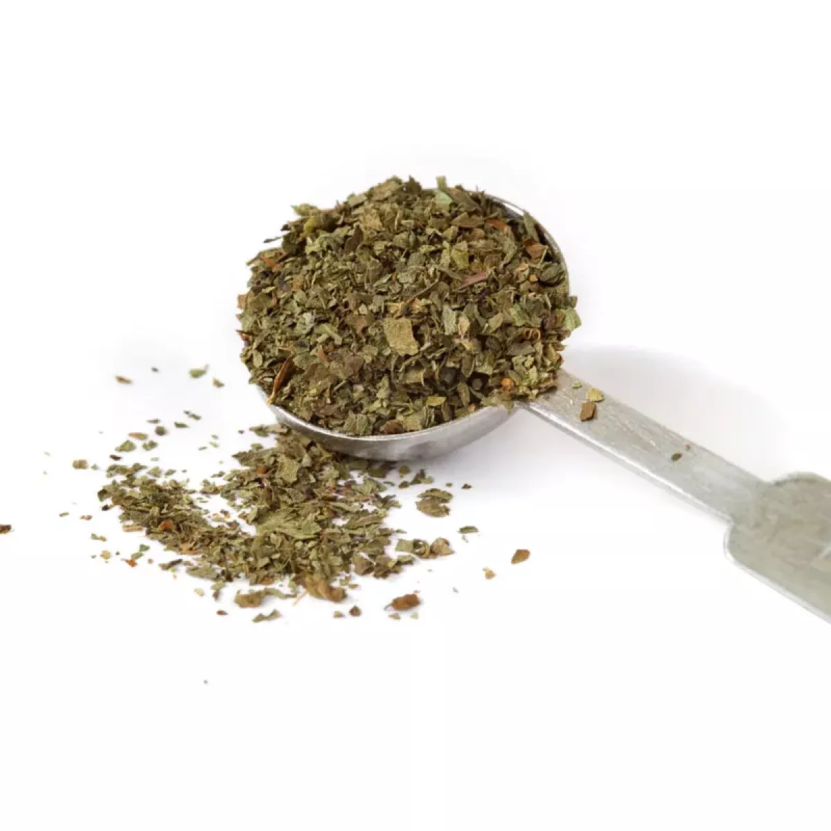 Basilikum gerebelt – gerebelte, grüne Basilikumblätter mit intensiv würzig-süßlichem Aroma und mediterraner Frische