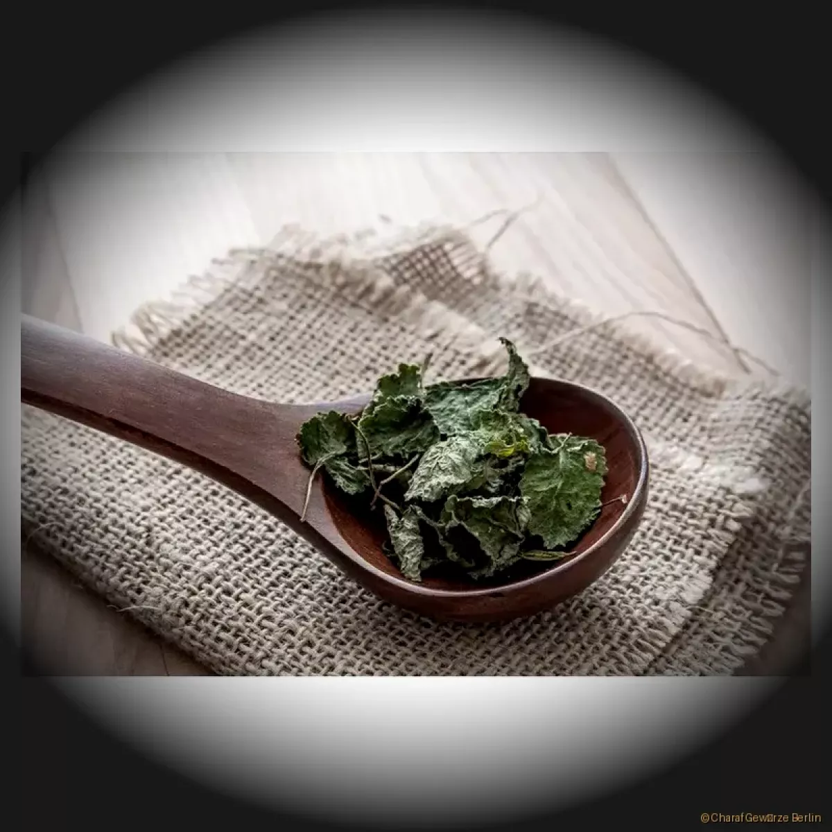 Melissenblätter – hellgrüne, getrocknete Zitronenmelissenblätter mit frisch-zitronigem Aroma und beruhigenden Eigenschaften