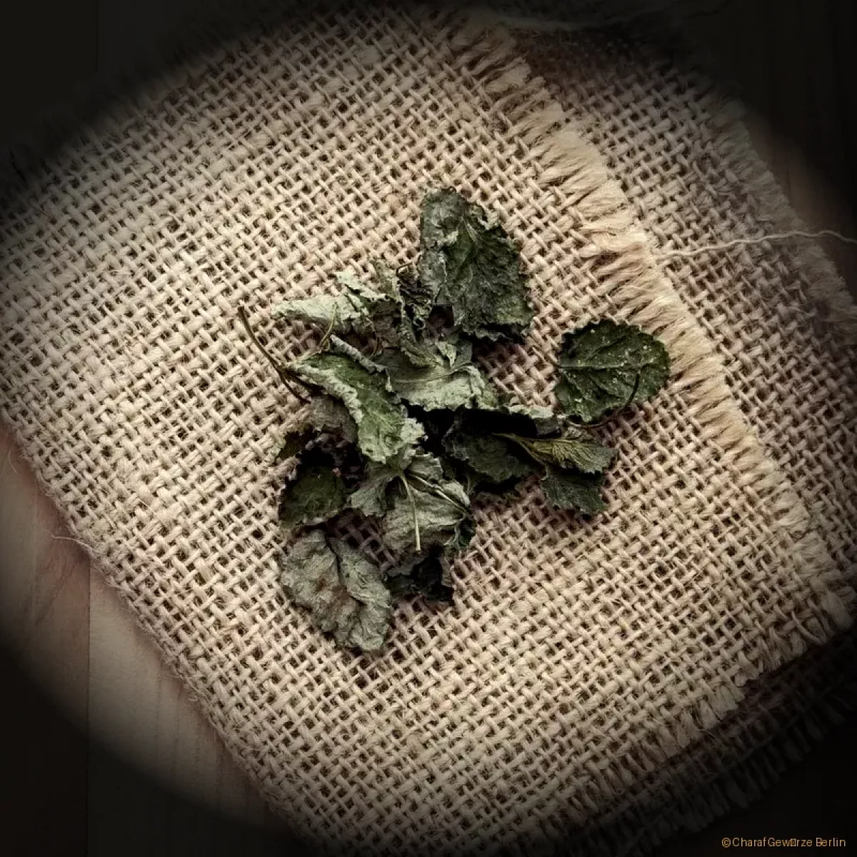 Melissenblätter – hellgrüne, getrocknete Zitronenmelissenblätter mit frisch-zitronigem Aroma und beruhigenden Eigenschaften