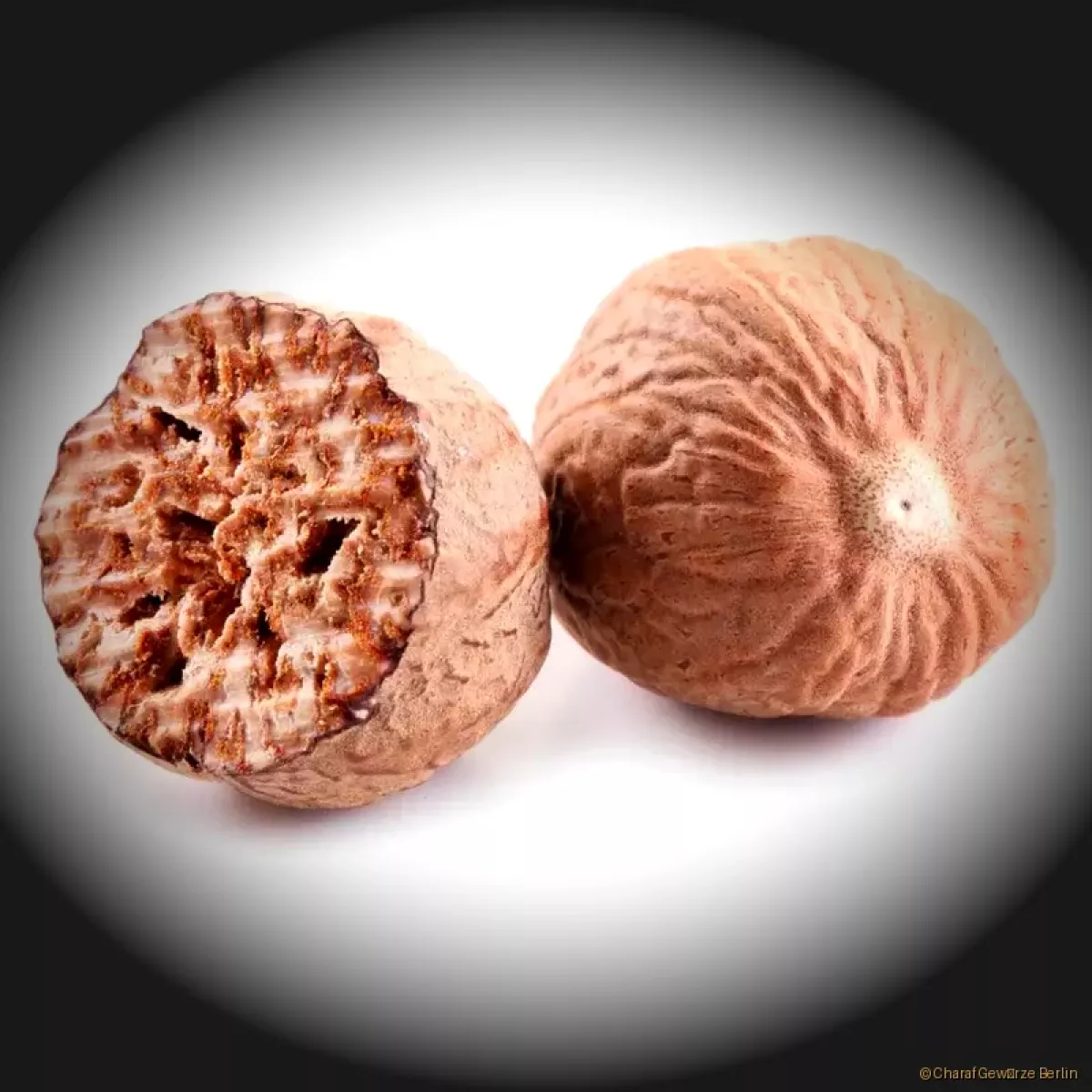 Muskatnuss ganz – ganze braune Muskatnüsse mit intensivem, warm-nussigem Aroma zum frischen Reiben