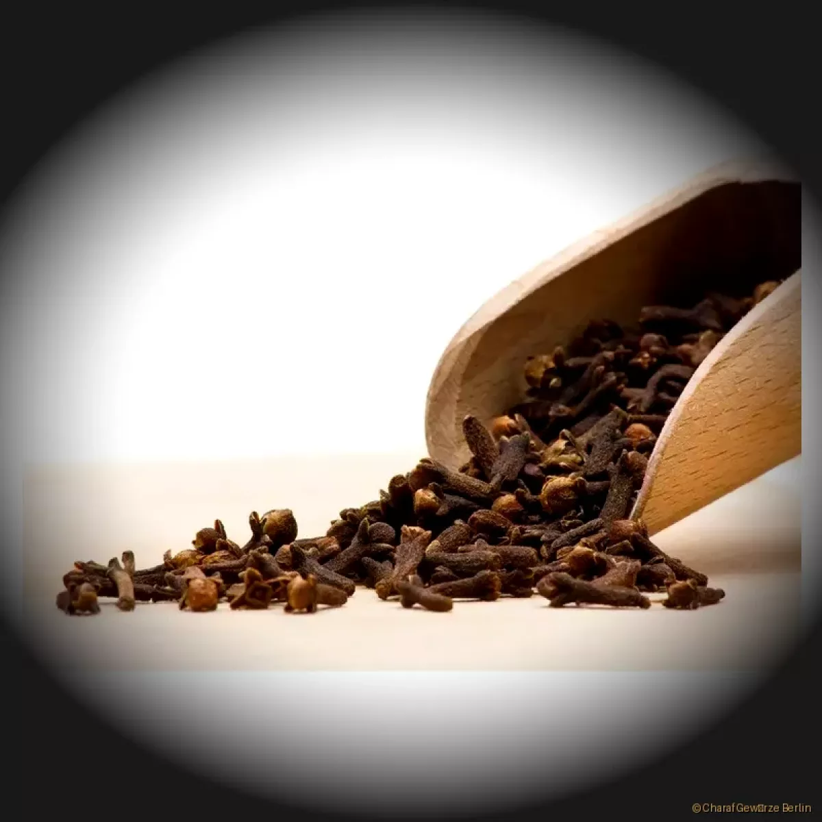 Nelken ganz oder gemahlen – ganze Nelkenknospen und feines Pulver mit intensiv würzig-süßem, scharfem Aroma
