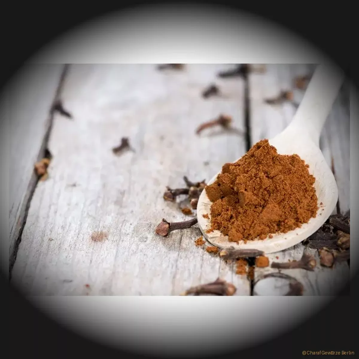 Nelken ganz oder gemahlen – ganze Nelkenknospen und feines Pulver mit intensiv würzig-süßem, scharfem Aroma