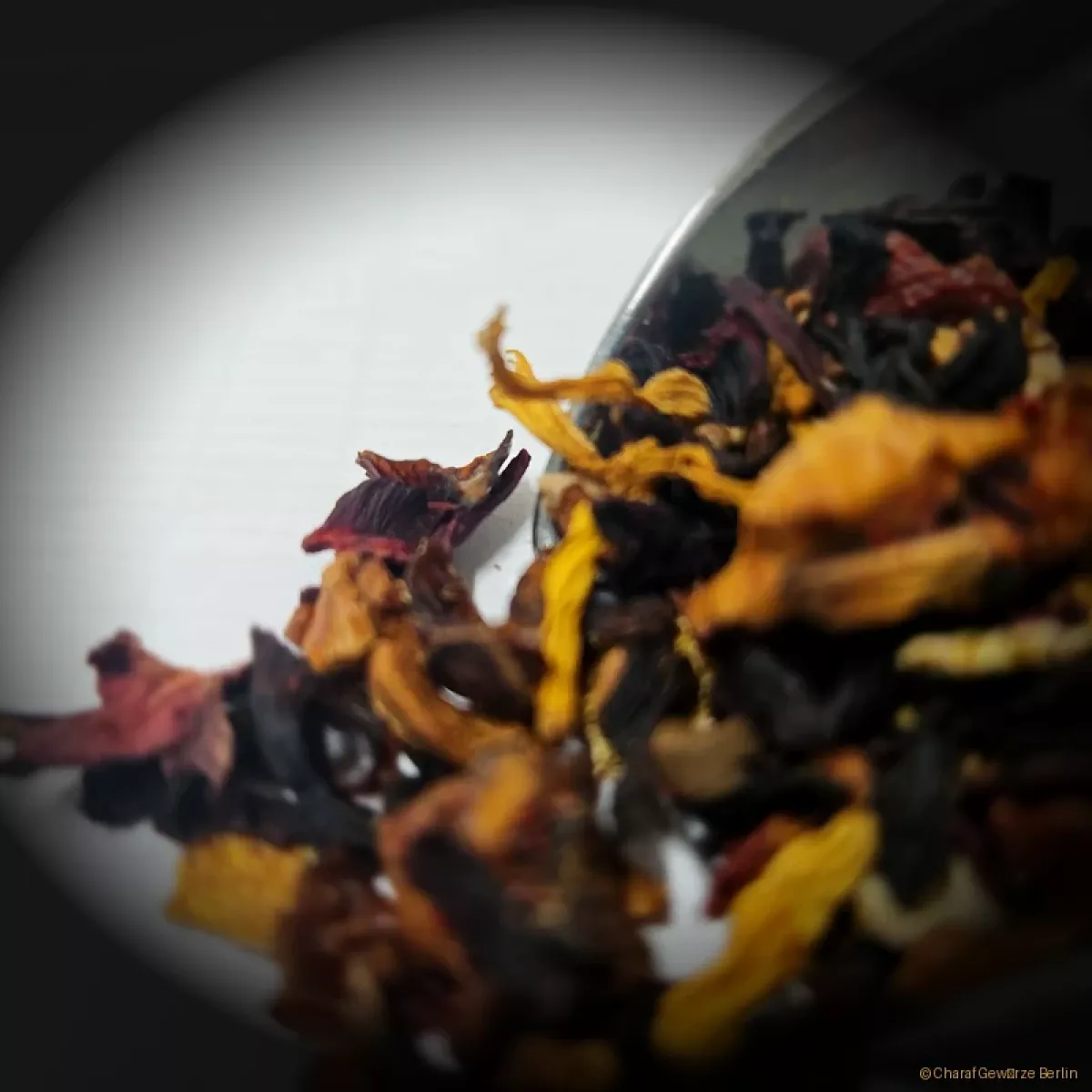 Aromatisierter Orange-Mandarine Früchtetee –  Mischung aus Hibiskusblüten, Apfel, Hagebutte, Ananas & Orangenschalen mit leuchtend rot-goldenem Aufguss und fruchtig-süßem Aroma